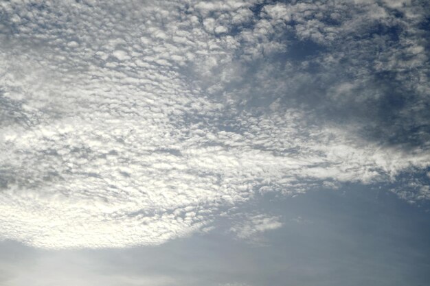 Nubes en los fondos de cielo azul