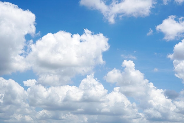 Nubes en los fondos de cielo azul