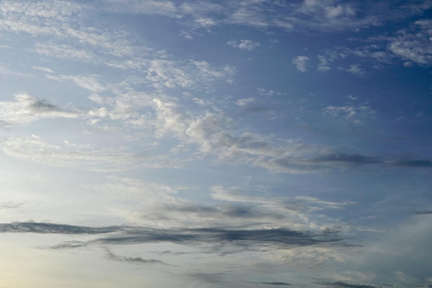 Nubes en los fondos de cielo azul.