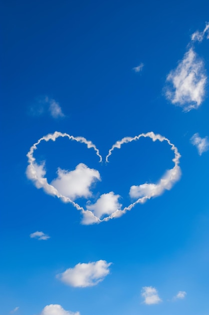 nubes en forma de corazón cielo azul