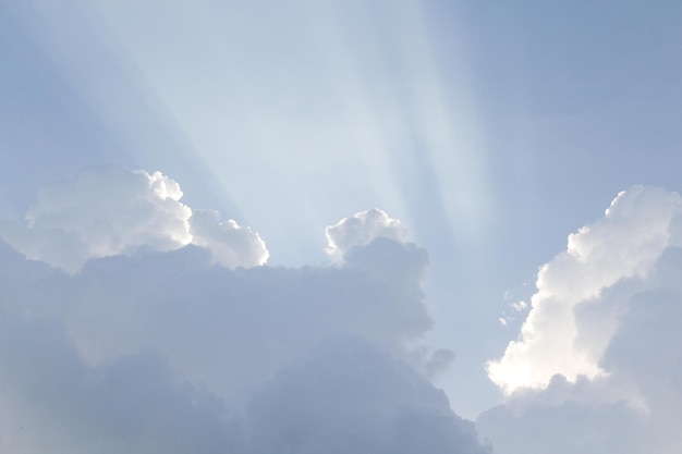 Nubes en la fotografía de fondo de cielo azul