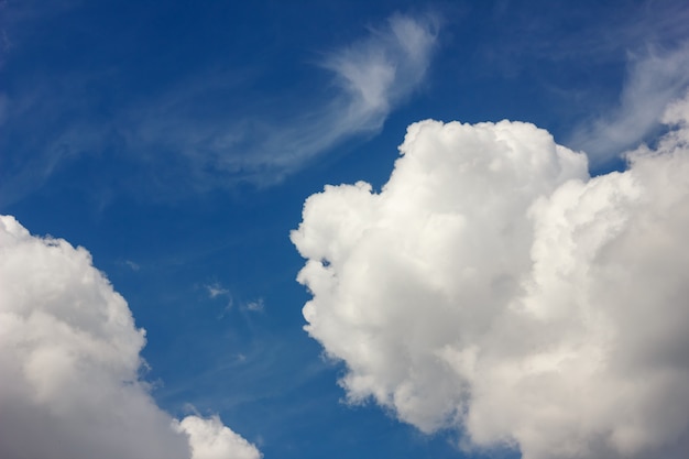 Nubes grandes hermosas en el cielo azul.