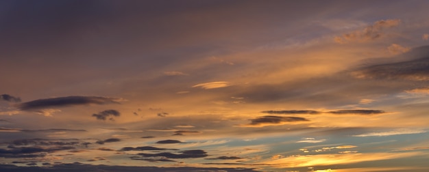 Nubes grises, azules y naranjas al atardecer