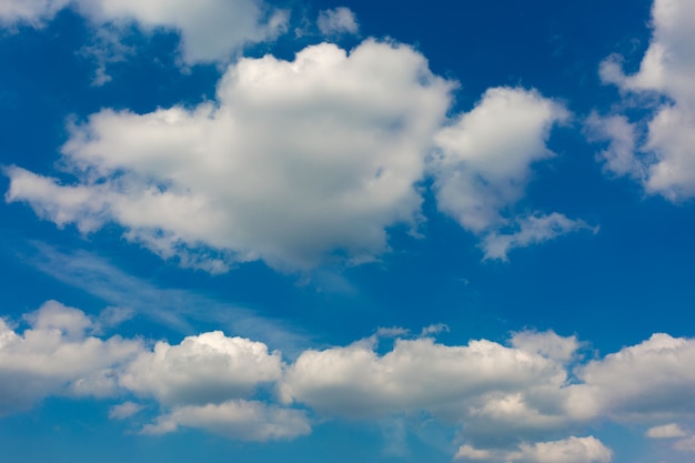 Nubes grises en el cielo azul.