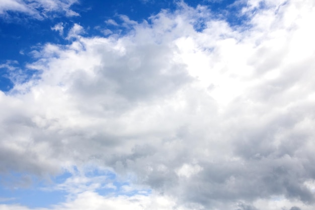 Nubes grises en el cielo azul