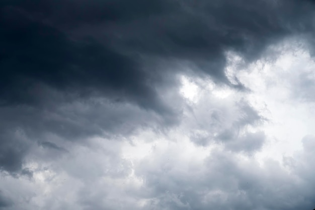 Nubes grises de tormenta en el cielo Mal tiempo Huracán