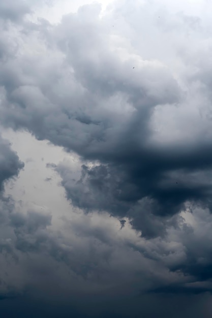 Nubes grises de tormenta en el cielo