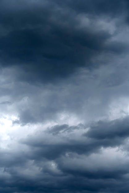 Nubes grises de tormenta en el cielo