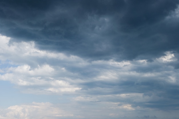 Nubes grises tormentosas en el cielo de verano