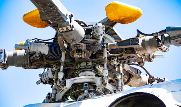 Foto las nubes del helicóptero de rotor de cerca