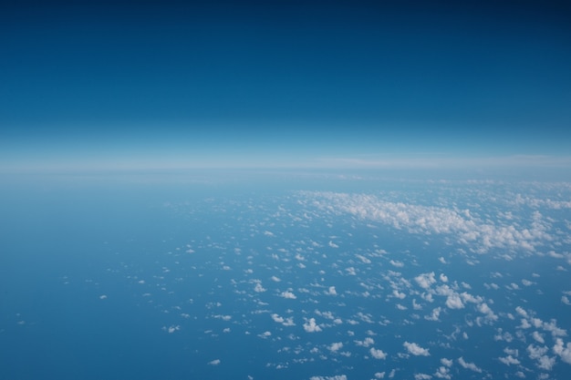 Nubes en un hermoso cielo azul