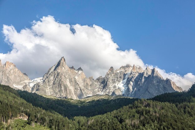 Nubes y hermoso cielo en las montañas Momento perfecto en las tierras altas alpinas Alpes franceses ChamonixMontBlanc Francia