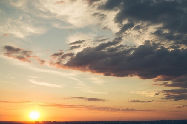 Nubes iluminadas por el sol poniente sobre la ciudad