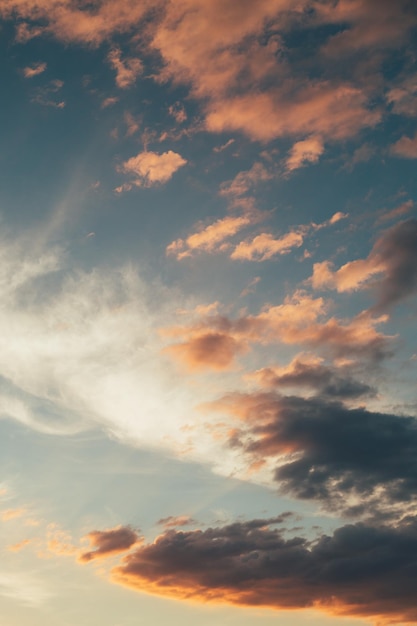 Nubes iluminadas por el sol poniente