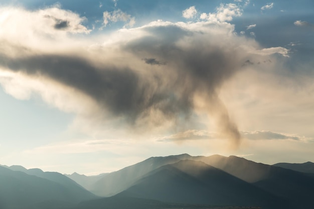 Nubes inusuales sobre las montañas de Colorado