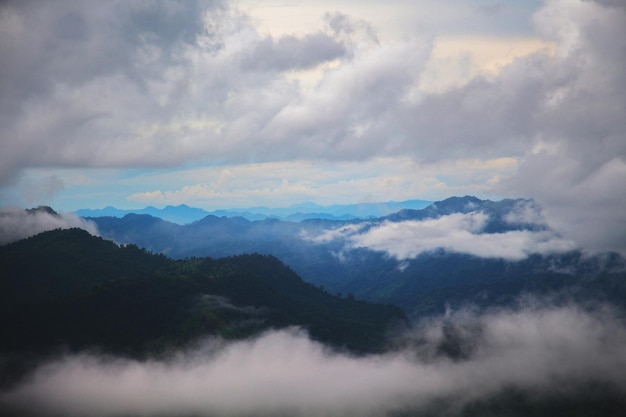 Foto nubes jugando con montaña