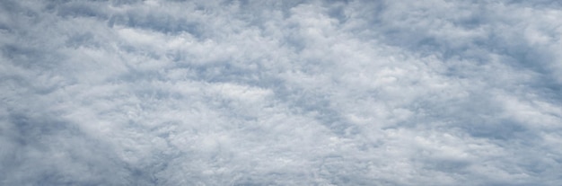 Nubes lanosas textura cielo nublado fondo ancho banner tamaño gris cloudscape