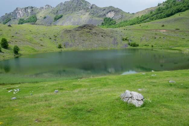 Las nubes de lluvia se acercan al lago de la montaña.