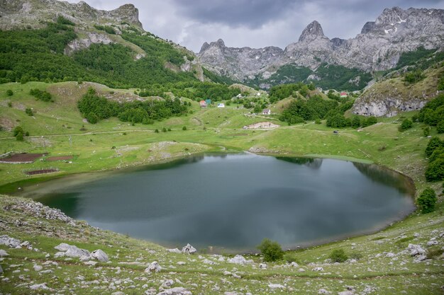 Las nubes de lluvia se acercan al lago de la montaña