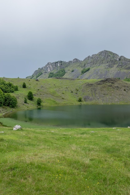 Las nubes de lluvia se acercan al lago de la montaña