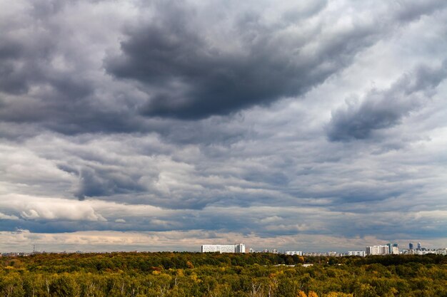 Nubes de lluvia azul oscuro sobre la ciudad en otoño