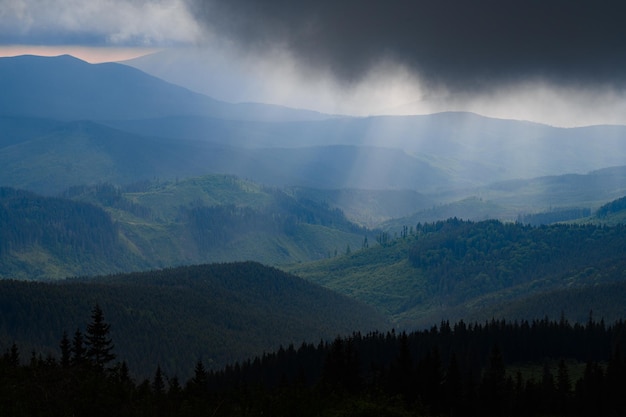 Nubes de lluvia en los Cárpatos nublado Monte Petros