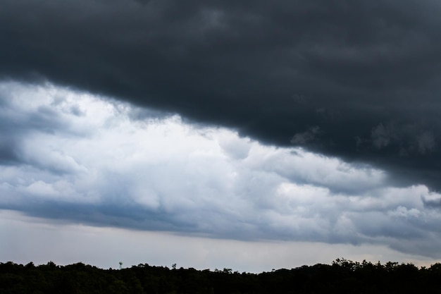 Nubes de lluvia y cielo sombrío en blanco y negro