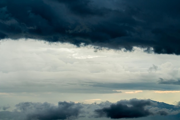 Nubes de lluvia y cielo sombrío en blanco y negro