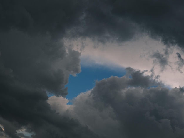 Nubes de lluvia en el cielo