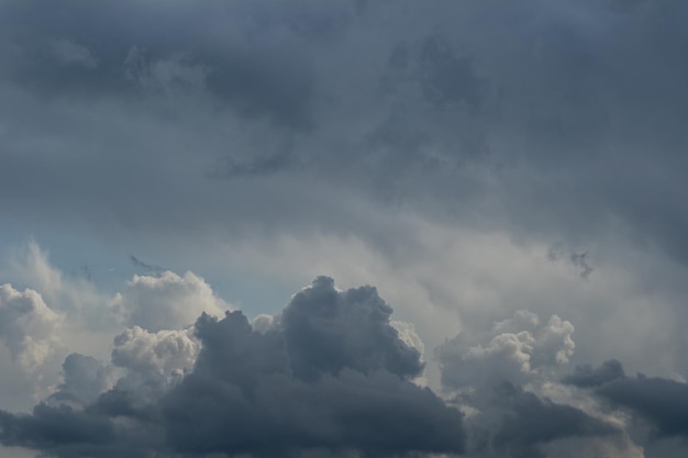 Nubes de lluvia iluminadas por el fondo del sol