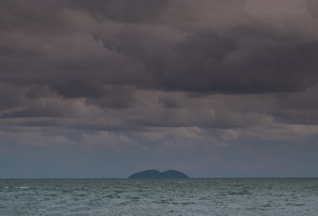 Nubes de lluvia en el mar.