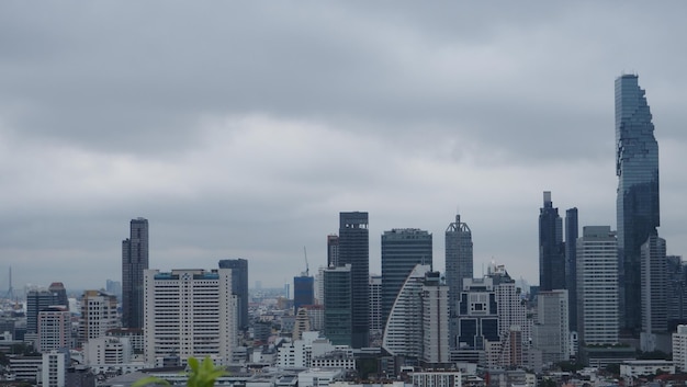 Las nubes de lluvia se mueven en la capital Bangkok Tailandia