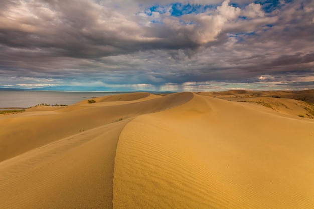 Nubes de lluvia sobre el desierto Desierto de Gobi