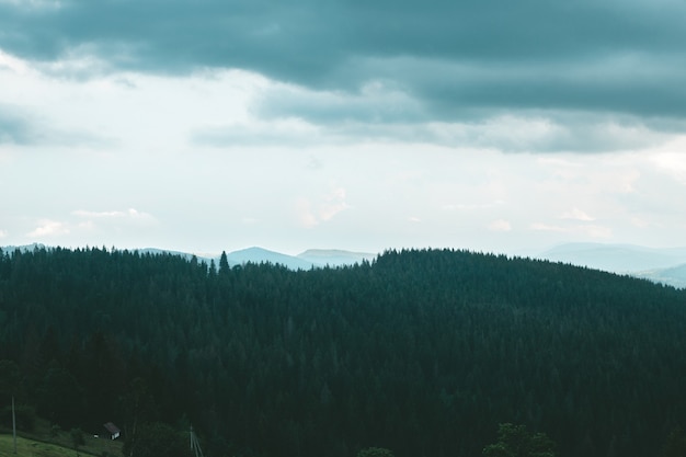 Nubes de lluvia sobre las montañas