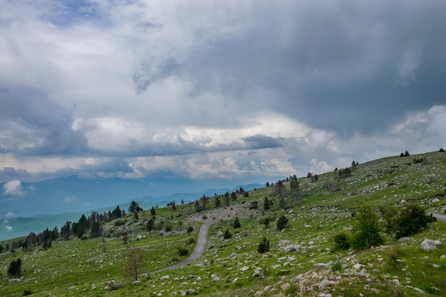 Las nubes lluviosas se acercan al prado verde de la montaña.