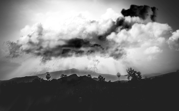 Nubes lluviosas sobre montañas Carretera rural en un espectacular atardecer de verano Blanco y negro 2