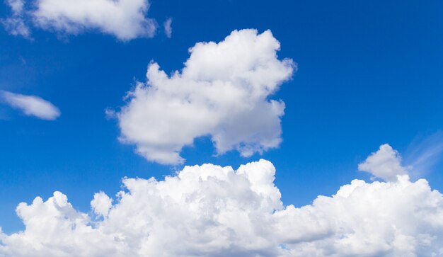 Nubes lluviosas a través del cielo azul