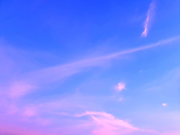 Nubes de la mañana en los fondos del cielo