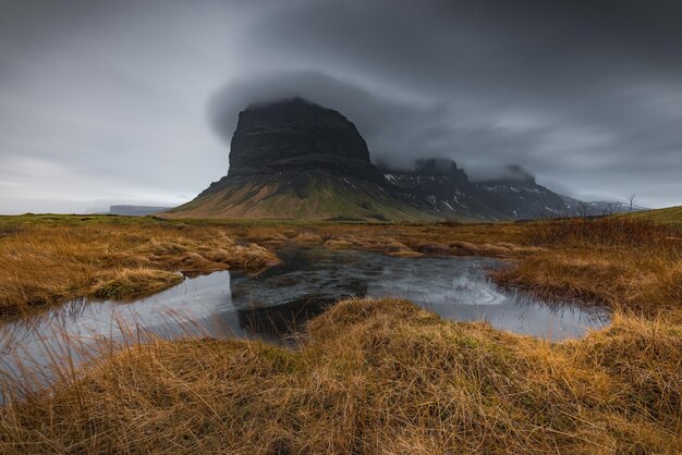 Foto nubes en la montaña lomagnupur islandia