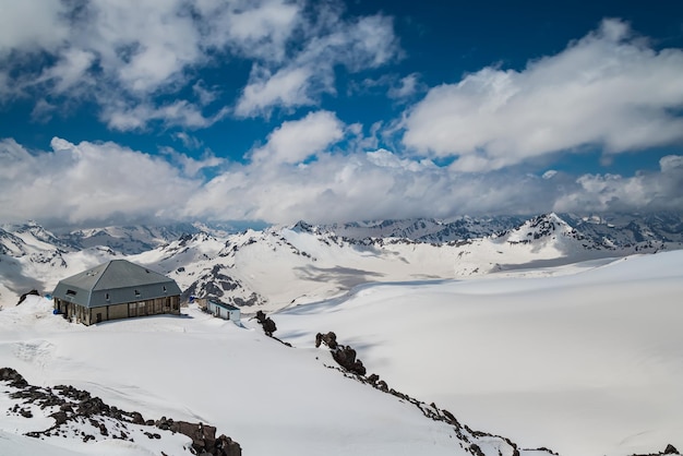 Nubes de montaña sobre hermosos picos nevados de montañas y glaciares. Ver en las montañas nevadas.