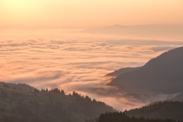 Nubes en las montañas al amanecer