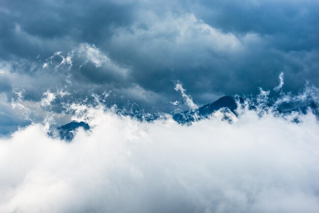 nubes y montañas