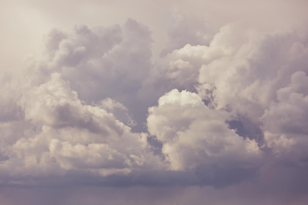 Foto nubes moradas antes de la lluvia como fondo