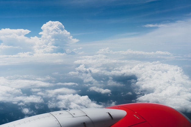 Nubes y motor desde la ventana del avión