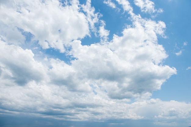 Nubes moviéndose en el cielo azul