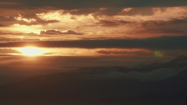 Nubes en movimiento en el fondo de las montañas paisaje al atardecer