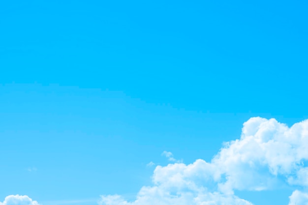 Nubes mullidas blancas en el cielo azul