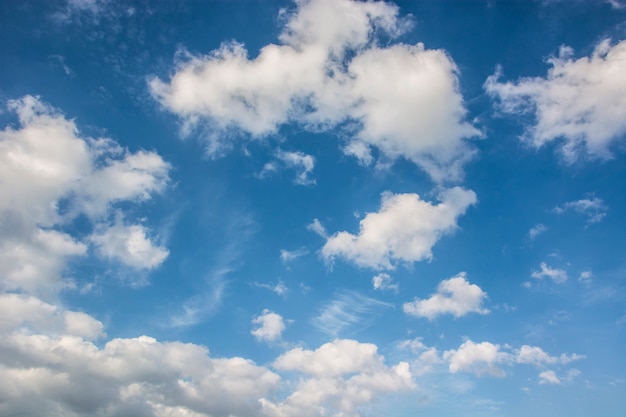 nubes mullidas blancas en el cielo azul