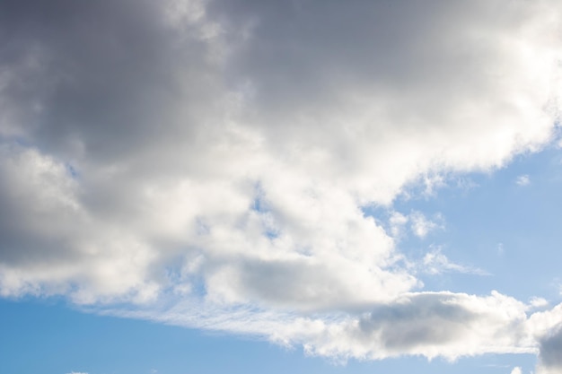 Nubes mullidas en el cielo azul brillante