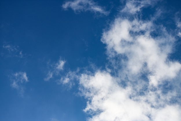 Foto nubes mullidas en un cielo azul ventoso